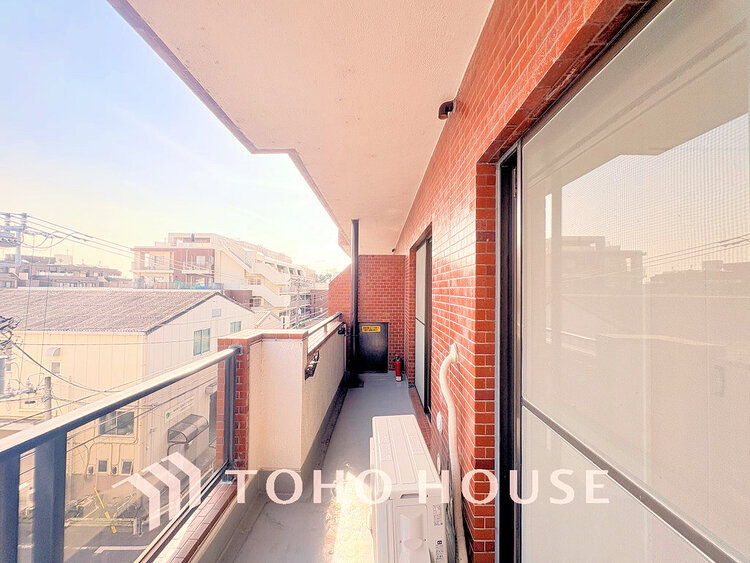 バルコニー 日当たりの良いバルコニーで晴れの日の洗濯物も楽しみになりますね