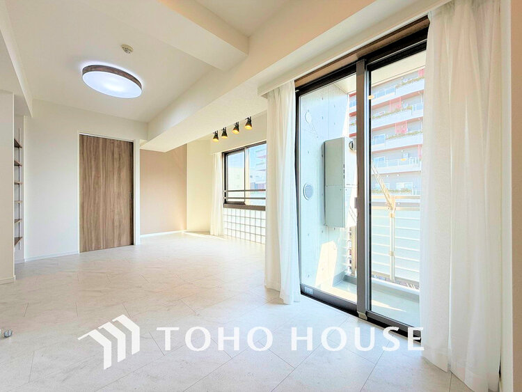 内装 家族みんなが爽やかに過ごせるように、光をたっぷり取り込んだLDK