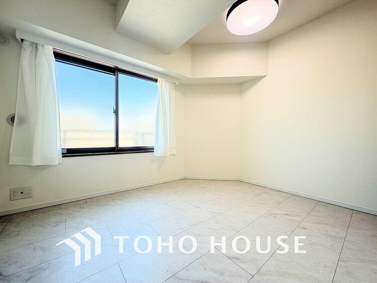 内装 採光もある洋室は、くつろぎのひと時を過ごすのにぴったり