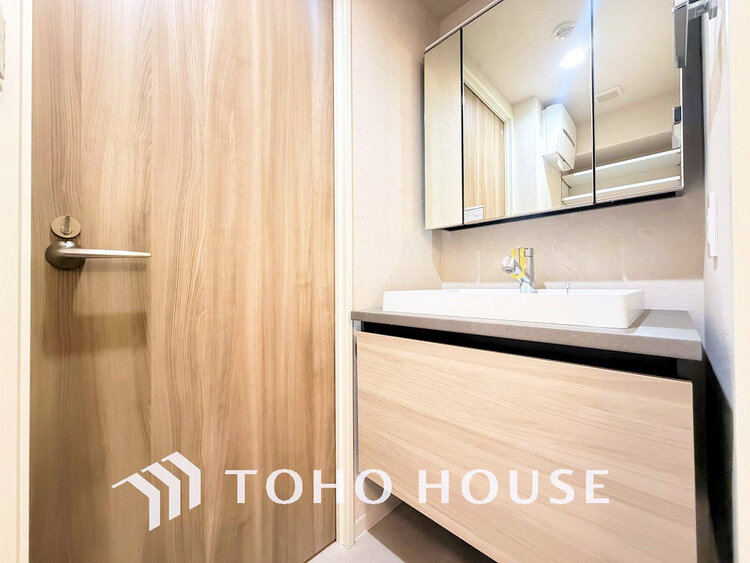 洗面 白を基調とした清潔感のある洗面室で朝の身支度を