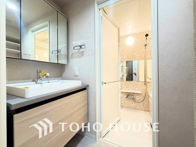 洗面 落ち着きのある色合いでまとめられた洗面室