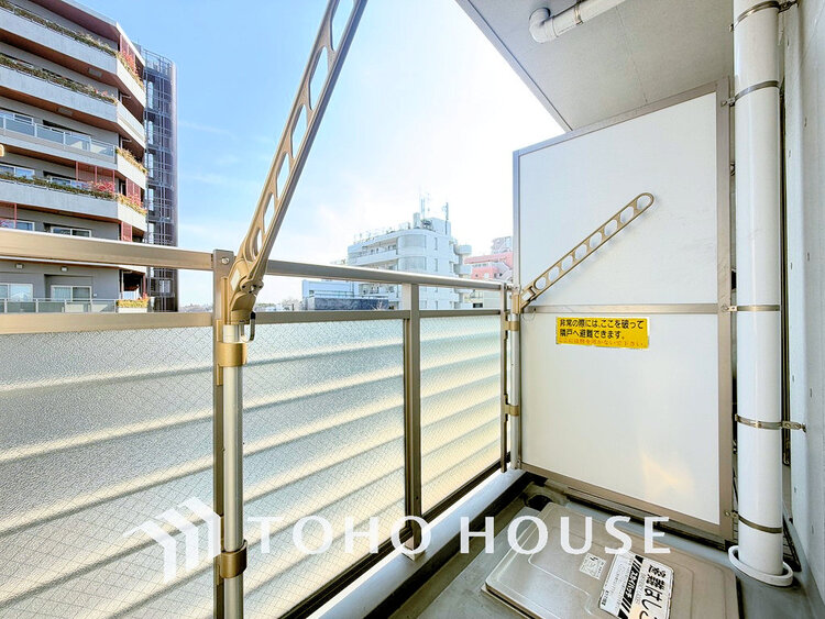 バルコニー 日当たりの良いバルコニーで晴れの日の洗濯物も楽しみになりますね