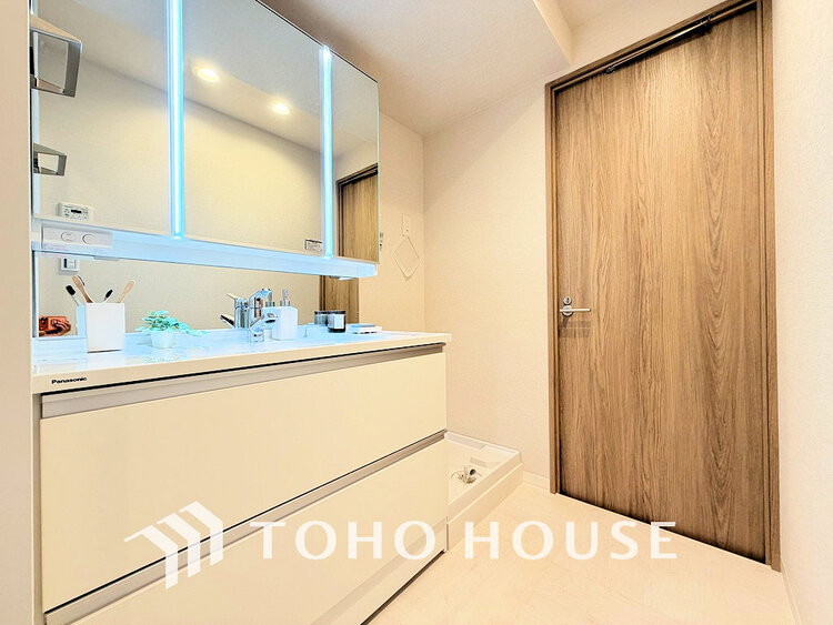 洗面 白を基調とした清潔感のある洗面室で朝の身支度を