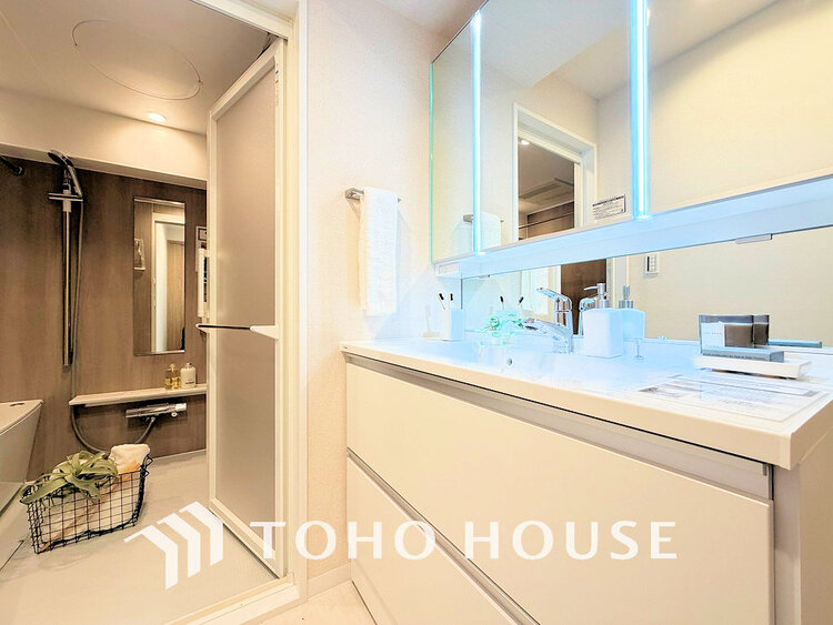 洗面 落ち着きのある色合いでまとめられた洗面室