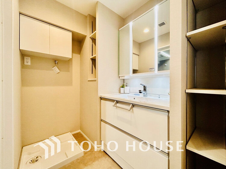 洗面 白を基調とした清潔感のある洗面室で朝の身支度を