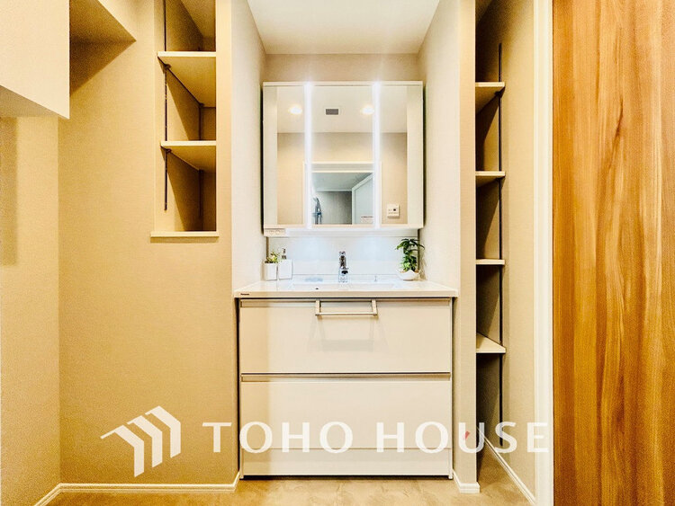 洗面 落ち着きのある色合いでまとめられた洗面室