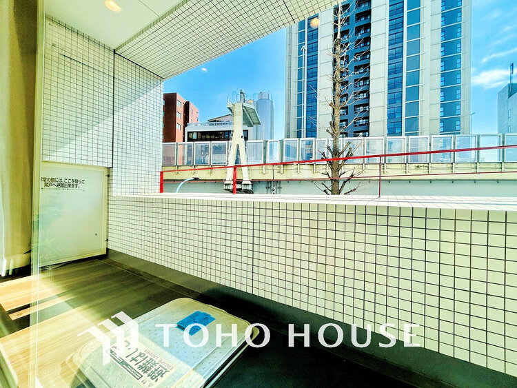 バルコニー 日当たりの良いバルコニーで晴れの日の洗濯物も楽しみになりますね