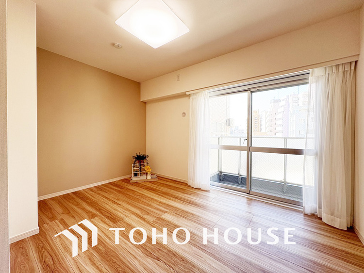 内装 採光もある洋室は、くつろぎのひと時を過ごすのにぴったり