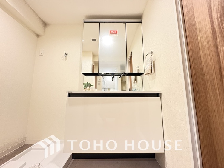 洗面 新規設置の洗面化粧台。収納豊富で使い勝手の良い3面鏡です