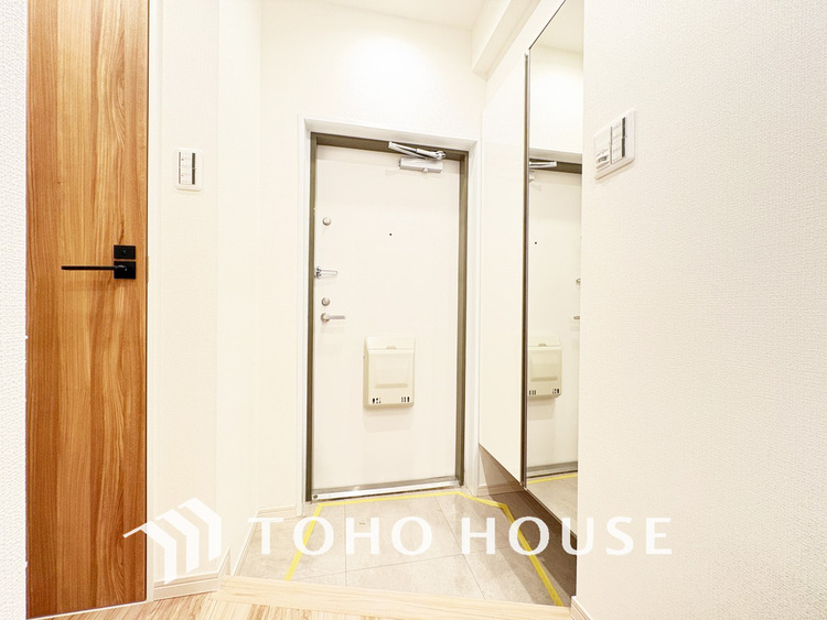 玄関 飾り過ぎないシンプルな内装の玄関