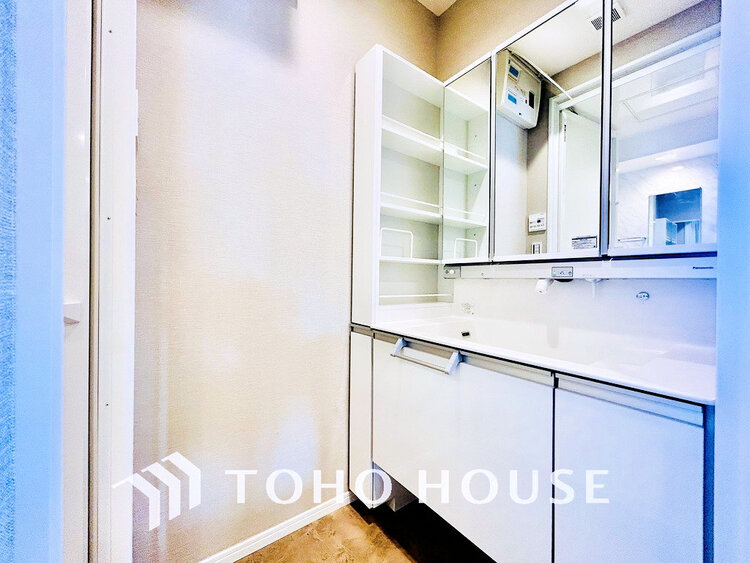 洗面 白を基調とした清潔感のある洗面室で朝の身支度を