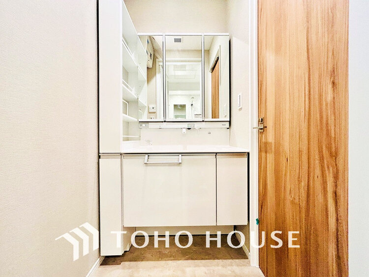 洗面 落ち着きのある色合いでまとめられた洗面室