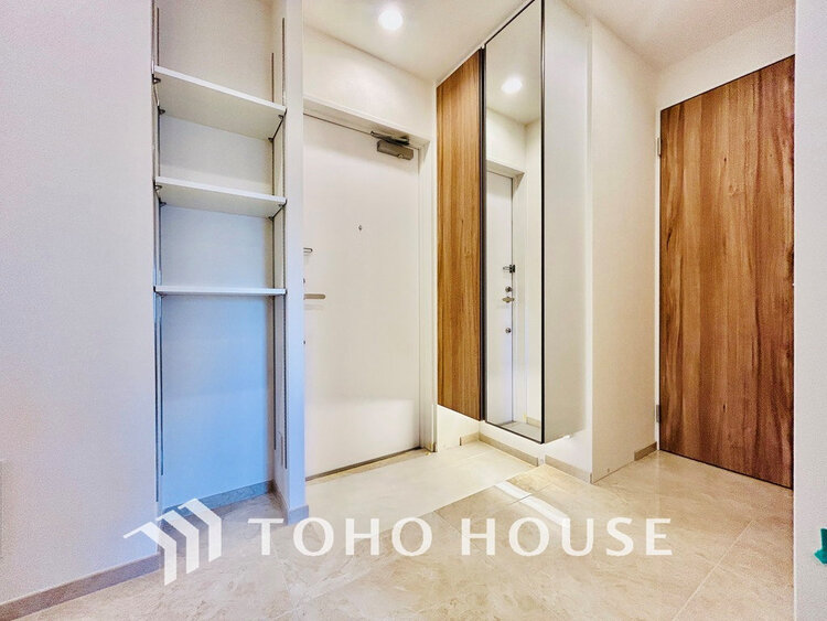 玄関 落ち着いた雰囲気の玄関、家族の帰りを暖かく迎えてくれます