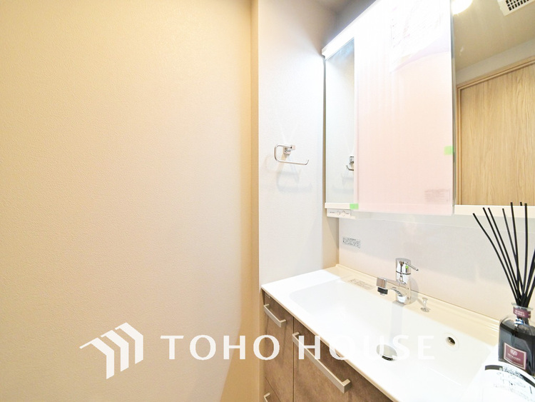 洗面 新規設置の洗面化粧台。収納豊富で使い勝手の良い3面鏡です