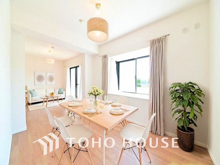 内装 広がりのある住空間、家族が集まるリビング・ダイニング(家具は全てCGです)