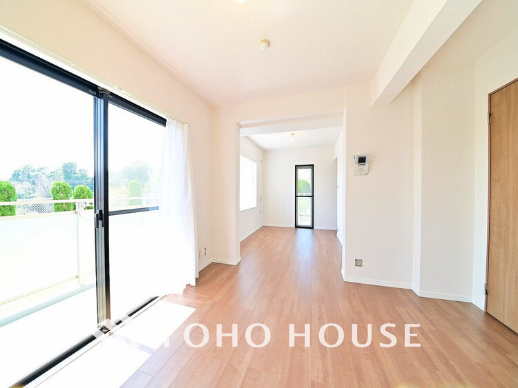 内装 家族みんなが爽やかに過ごせるように、光をたっぷり取り込んだLDK