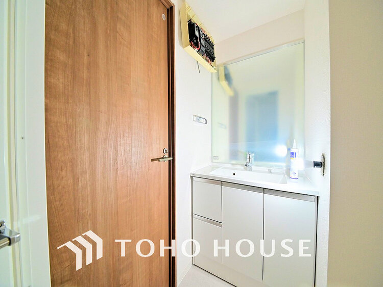 洗面 白を基調とした清潔感のある洗面室で朝の身支度を