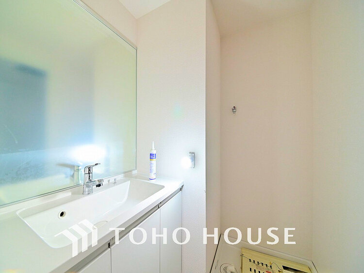 洗面 落ち着きのある色合いでまとめられた洗面室