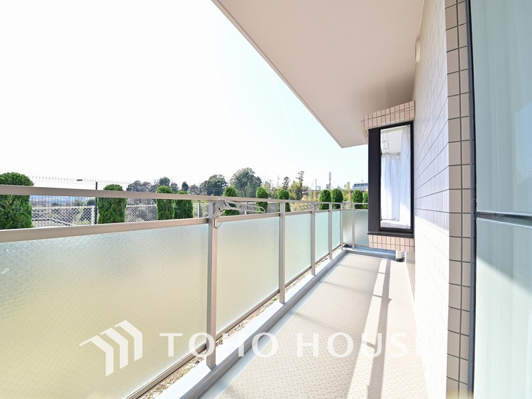 バルコニー 日当たりの良いバルコニーで晴れの日の洗濯物も楽しみになりますね