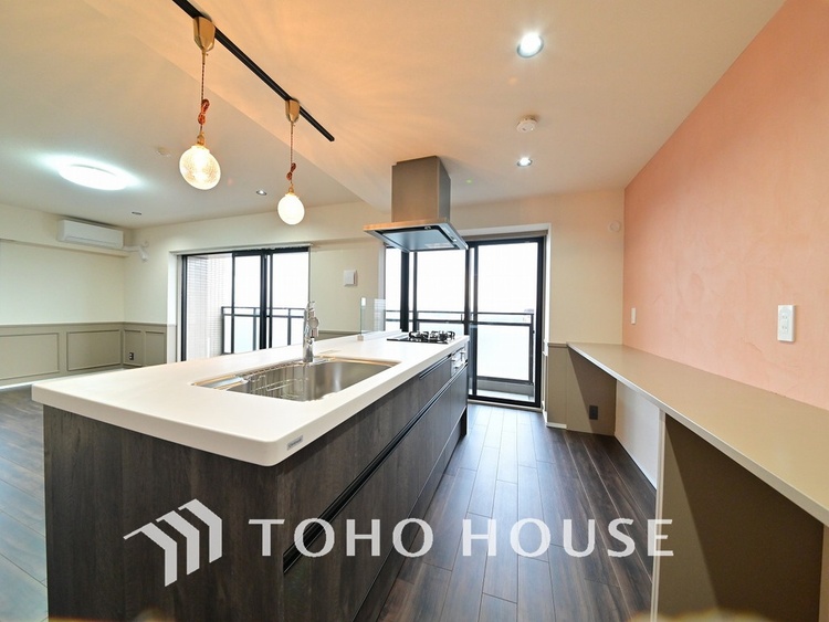 キッチン 落ち着いたカラーのキッチンは清潔感と気品が溢れています