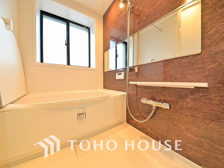 風呂 一日の疲れを癒すバスルームは、心地よいリラックスを叶える清潔感溢れる空間