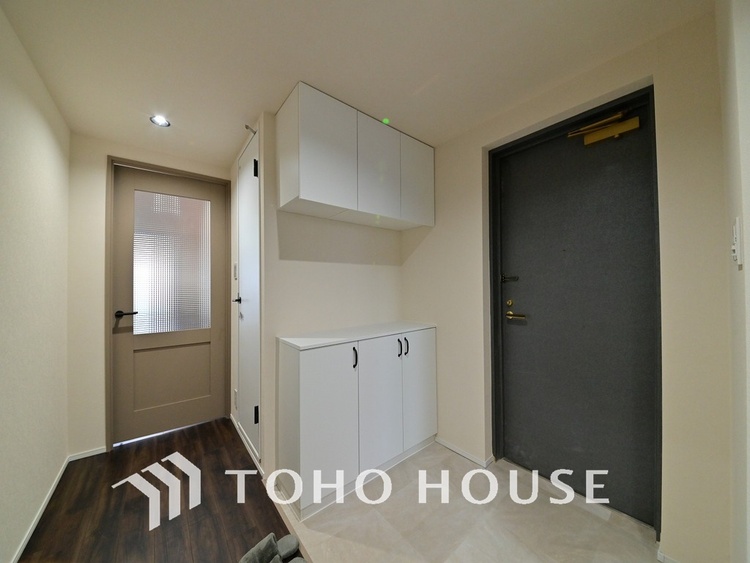 玄関 飾り過ぎないシンプルな内装の玄関