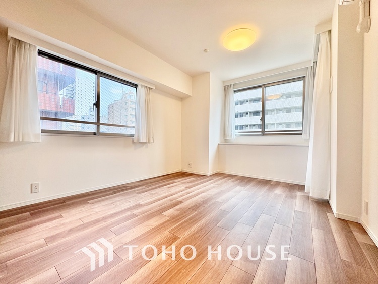 内装 ここにはみんなが集い、食事と楽しい会話が始まる。話に夢中になりすぎて、ついつい時を忘れ夜半過ぎになってしまう。そんな束の間の幸せを感じさせてくれる場所でありたい。　