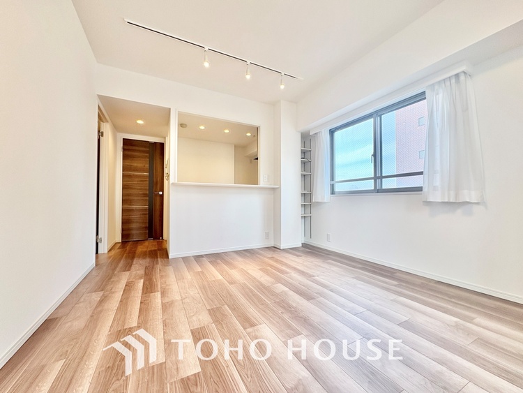 内装 大きなリビングは、高級感漂う設えとゆとりある広さで安心をもたらす特別な場所。暮らしの中心にふさわしい空間です。