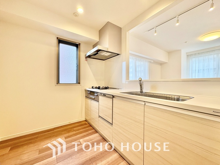 キッチン 上質な素材に囲まれたキッチンは、穏やかな時間が流れる特別な空間。洗練された料理が生まれる場所です。