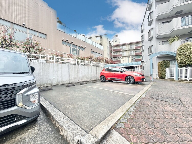 その他 【駐車場】駐車スペースが嬉しいですね。※空き状況は都度ご確認下さい。