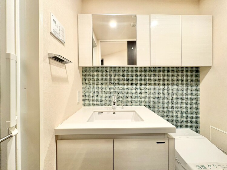 その他 清潔感を感じられる洗面化粧台。