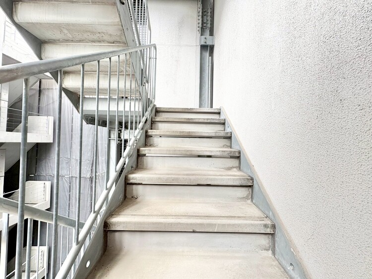 その他 共用部の階段です。明るく清潔に管理されています。