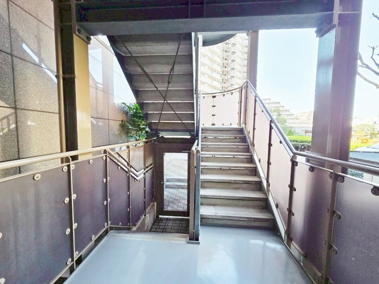 その他 共用部の階段です。明るく清潔に管理されています。