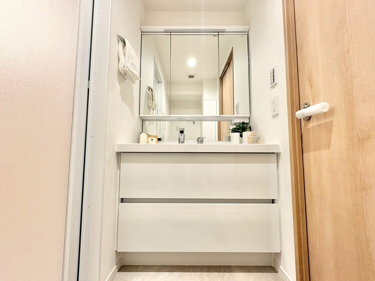 その他 清潔感を感じられる洗面化粧台。