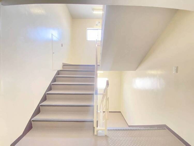 その他 共用部の階段です。明るく清潔に管理されています。