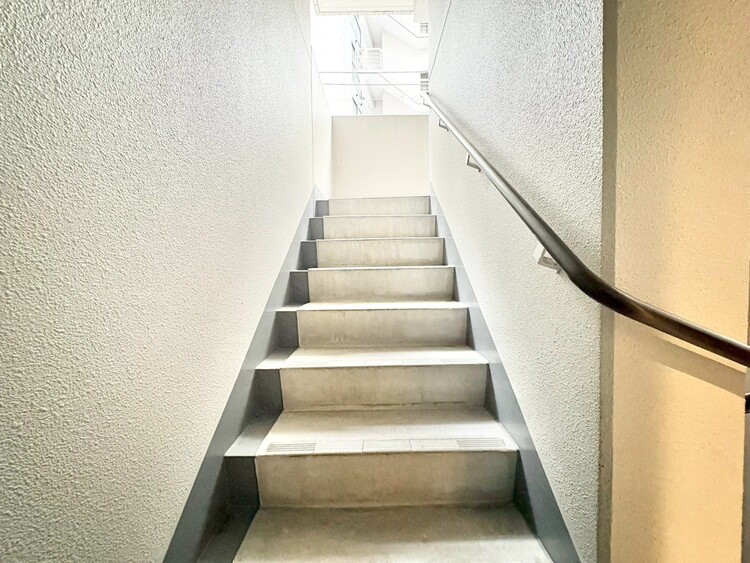 その他 共用部の階段です。明るく清潔に管理されています。