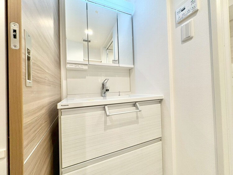その他 清潔感を感じられる洗面化粧台。