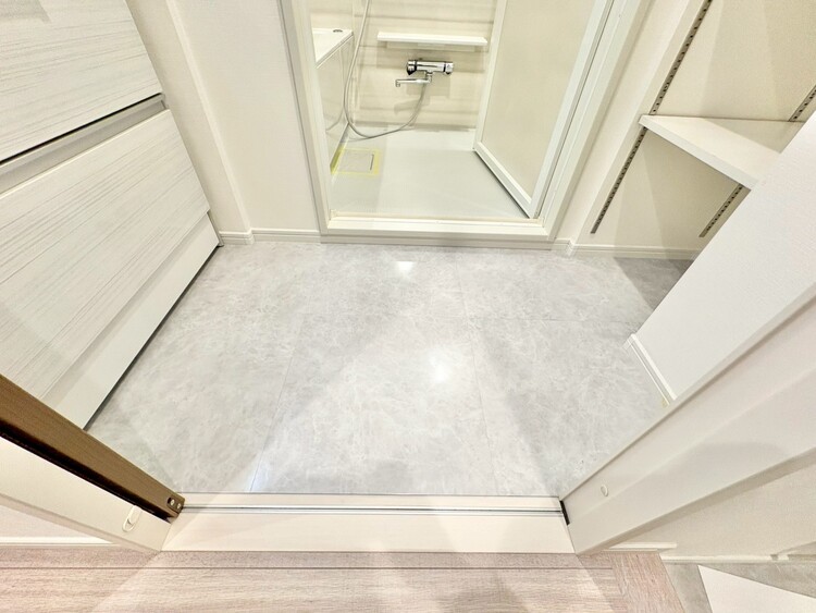 その他 十分な広さの脱衣所。