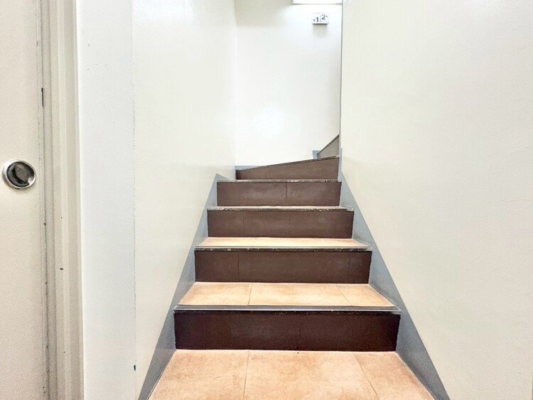 その他 共用部の階段です。明るく清潔に管理されています。