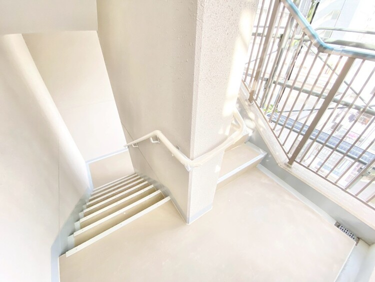その他 共用部の階段です。明るく清潔に管理されています。