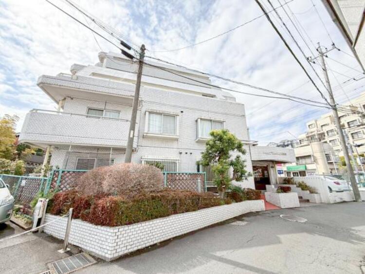 外観 開放感があり日当りも良好です！目の前に広がる開放感とゆとり。暮らしの夢を育む住まいがここにあります！穏やかな風と陽光を導き、プライバシーに配慮された設計プランで居住性を一段と心地よいものにしています！ 