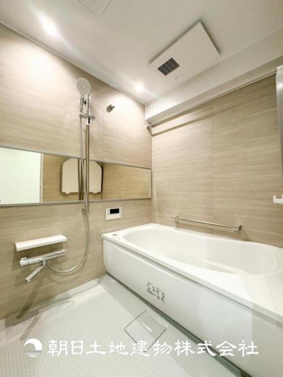 風呂 【浴室】1日の疲れを癒すバスタイム。心地よいリラックスを叶える独立した美しい空間です。