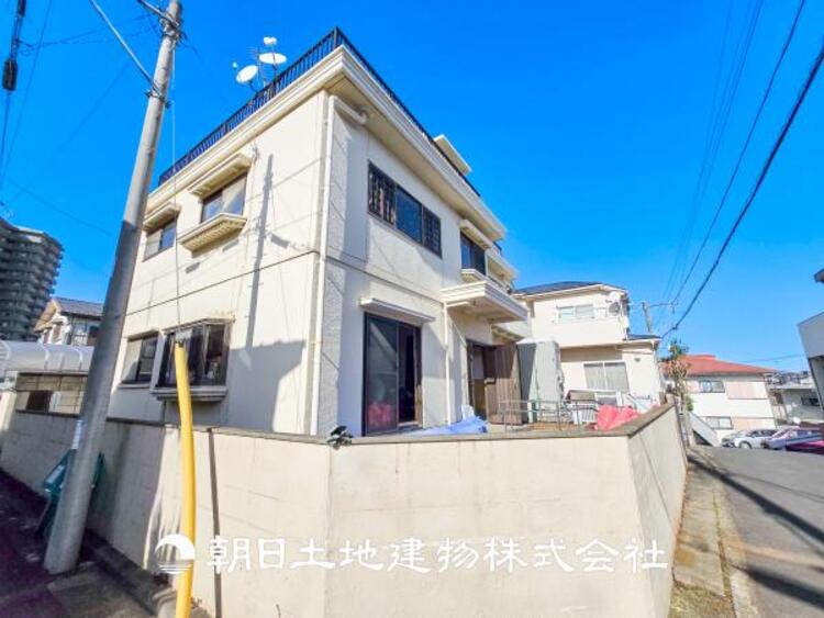 外観 【外観写真】リフォーム中につき内装工事の様子も確認できます。