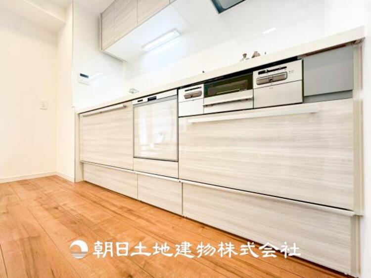 キッチン 【キッチン】シンプルで使いやすいデザインにこだわったキッチン。プライベートスペースを彩るインテリアとしての美しさと、快適な日常を支える機能性と強さがひとつになった自慢のキッチンです。