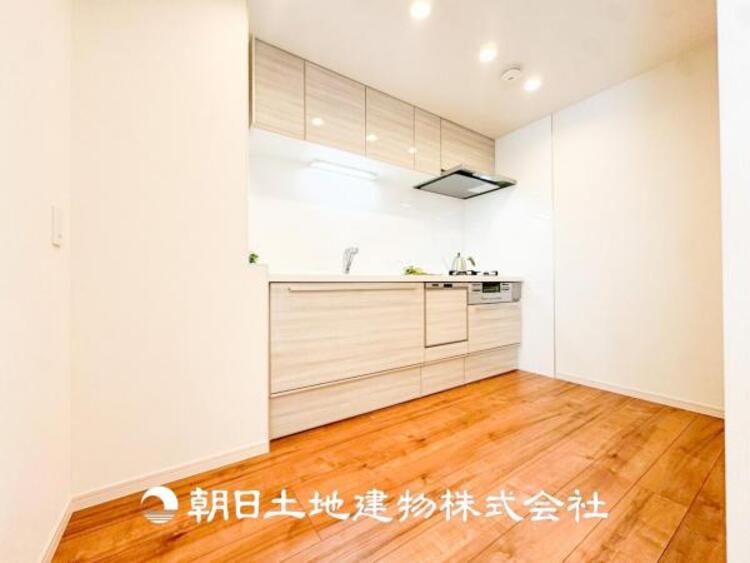 キッチン 【キッチン】仲良しなご夫婦、お子様、みんなでお料理ができる程の贅沢なスペースを実現したキッチンとなっております。みんなで作った料理を召し上がりながらの会話は盛り上がること間違いなしです。