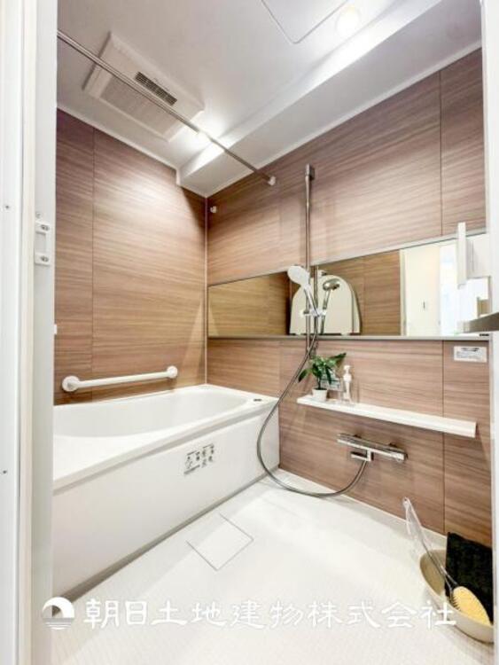 風呂 【浴室】半身浴もできる広々とした湯舟があり、浴室暖房乾燥機付きで冬でもポカポカです！