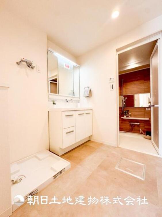 洗面 【洗面化粧台】広々とした洗面化粧台はたっぷり収納もさる事ながら、身だしなみチェックや歯磨きなど、朝の慌ただしい時間でも心に余裕とゆとりを作ってくれます。