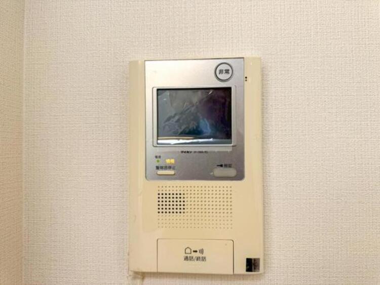 設備 【モニター付きインターホン】訪問者の確認が出来るので、セキュリティ対策にも最適のモニター付きインターホン。
