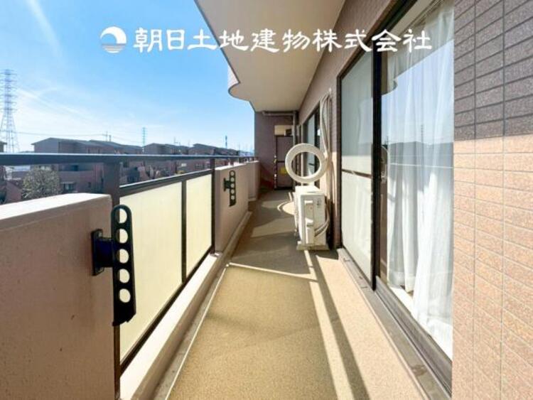バルコニー 【バルコニー】温かい太陽を感じる事ができるのは、目の前に遮るものが無いから。彼方に広がる風景が絵画のように広がります。