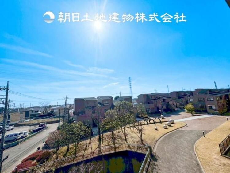 その他 【眺望】目の前に手を伸ばせば、触ることが出来そうな環境が、そのままインテリアになったような印象です。その豊かな眺望にふさわしい空間には、通風・採光にも優れ、心地よい光と風があふれています。